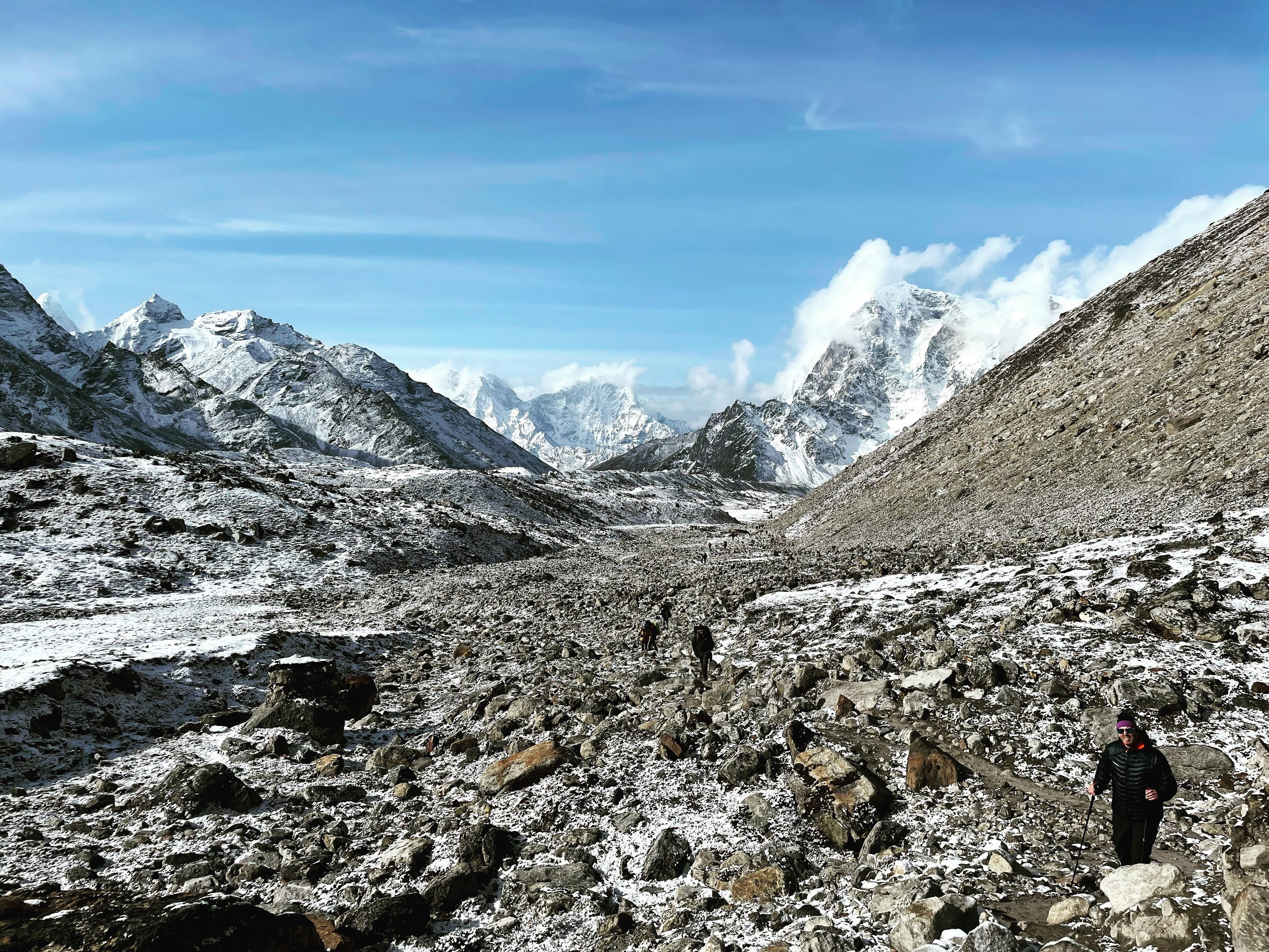 EBC route trekkers snow rocks, Antonia and Dennis pic May 2022