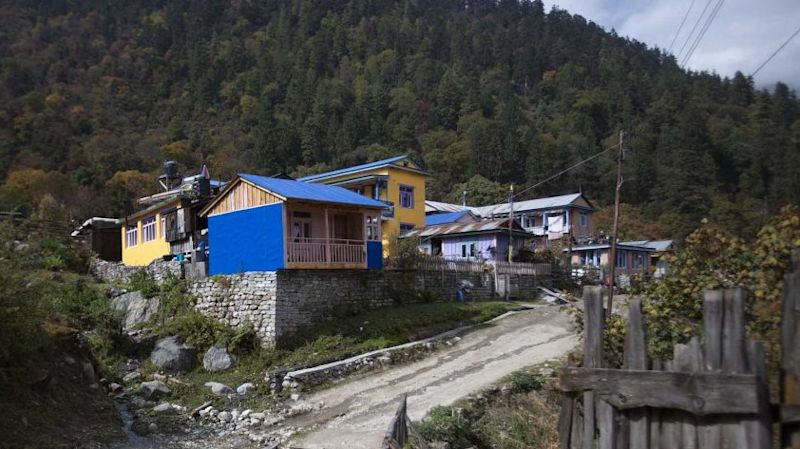 Annapurna-Circuit-route-village