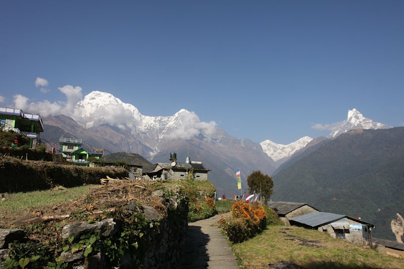 nepal-mountains-village-annapurna circuit