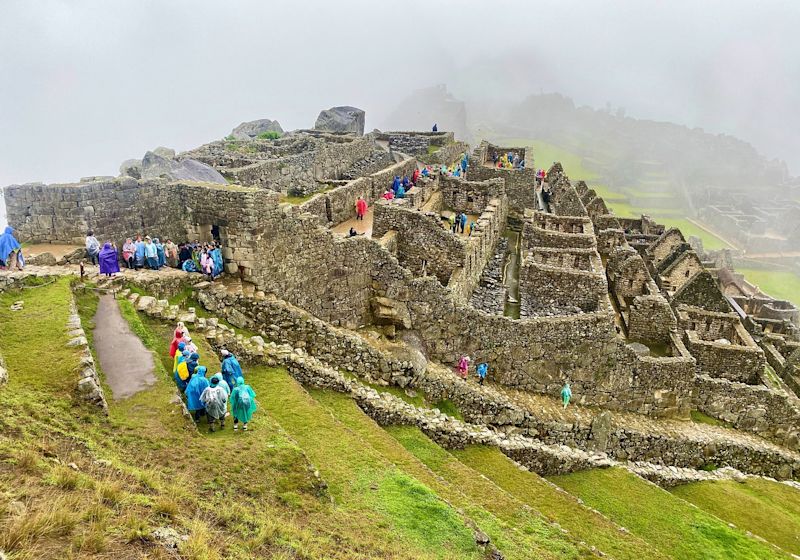 machu-picchu-tourists-rain