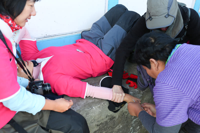 Medical first aid injection EBC trek, Nepal