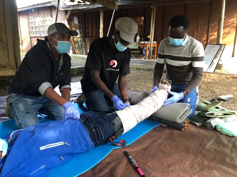 Putting on a splint