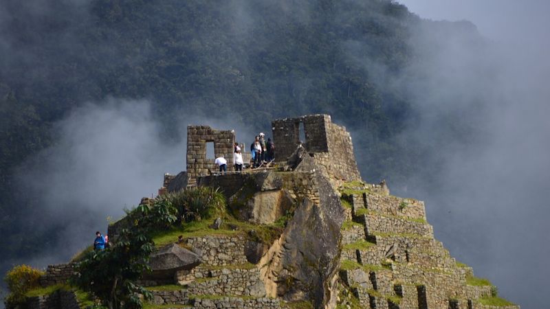 machu-picchu-mist-visitors