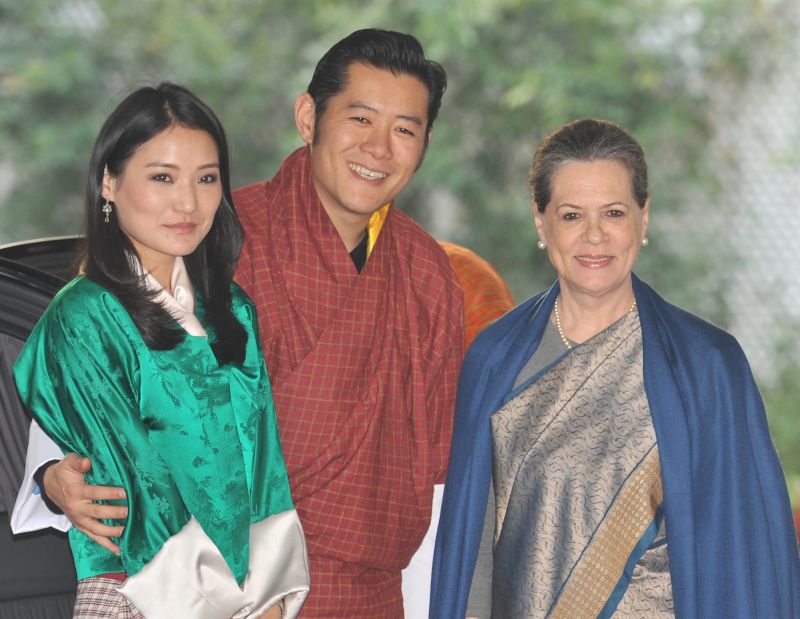 King and Queen of Bhutan smiling with Smt. Sonia Gandhi, UPA, Chairperson in New Delhi (January 07, 2014)