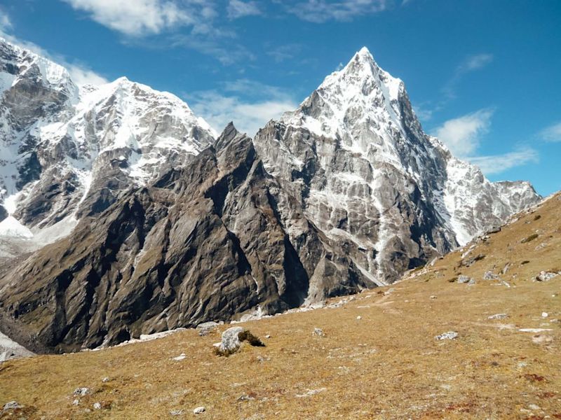 Snowy peaks on the Annapurna Circuit route with Follow Alice