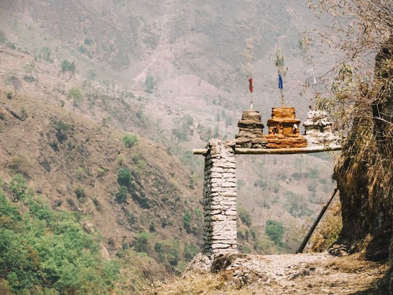 trail with prayer flags, Best time to hike Annapurna circuit