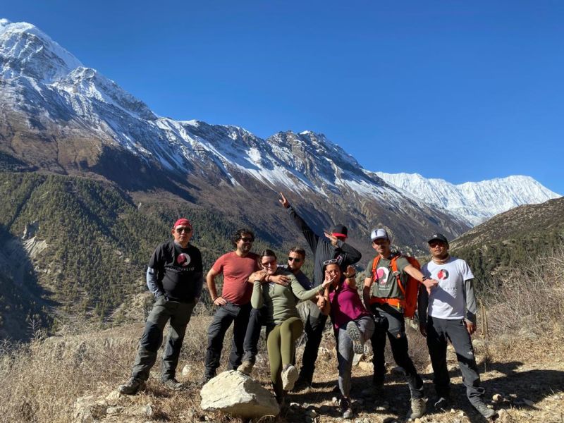 group photo among Annapurna mountains, is the Annapurna Circuit hard?
