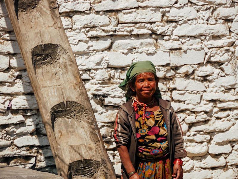 woman along Annapurna circuit