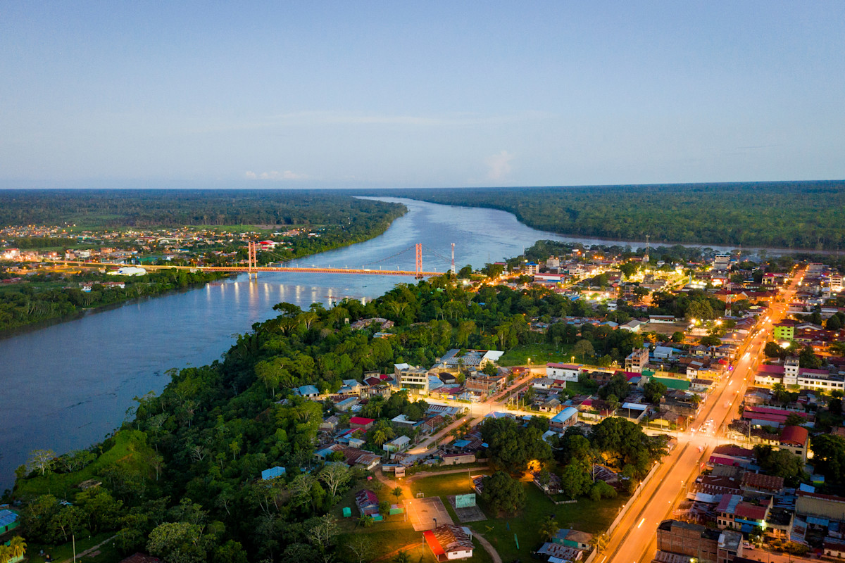 Luftbild von Puerto Maldonado am Río Madre de Dios mit Puente Billinghurst