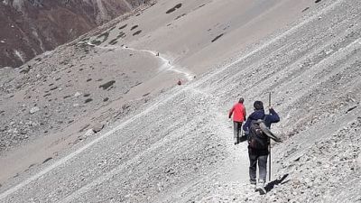 Annapurna Circuit trail and trekkers