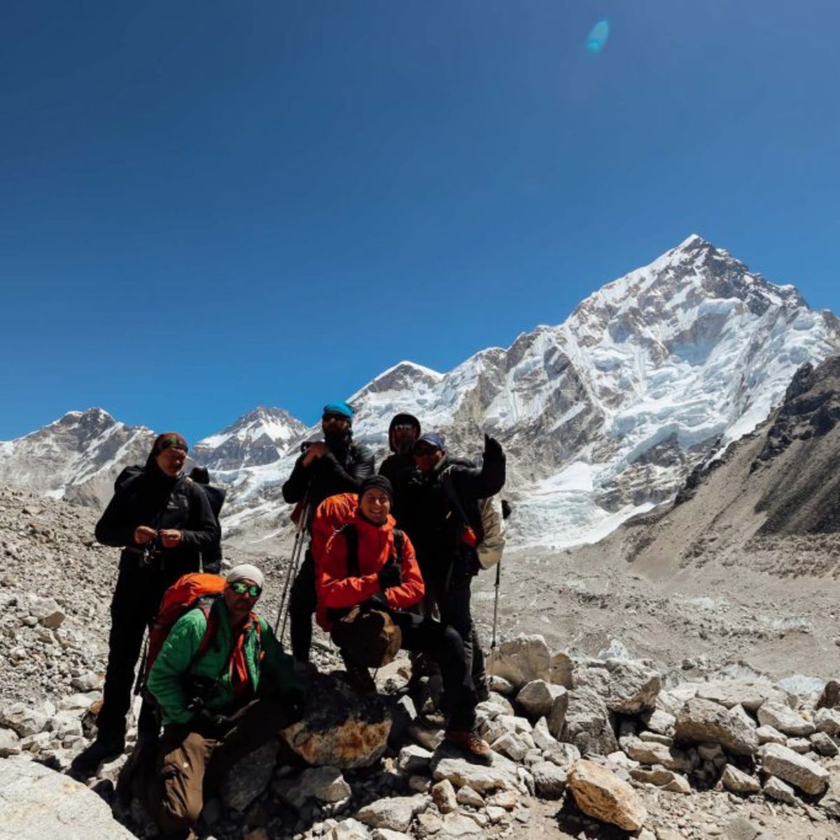 Trekkers group Annapurna mountains