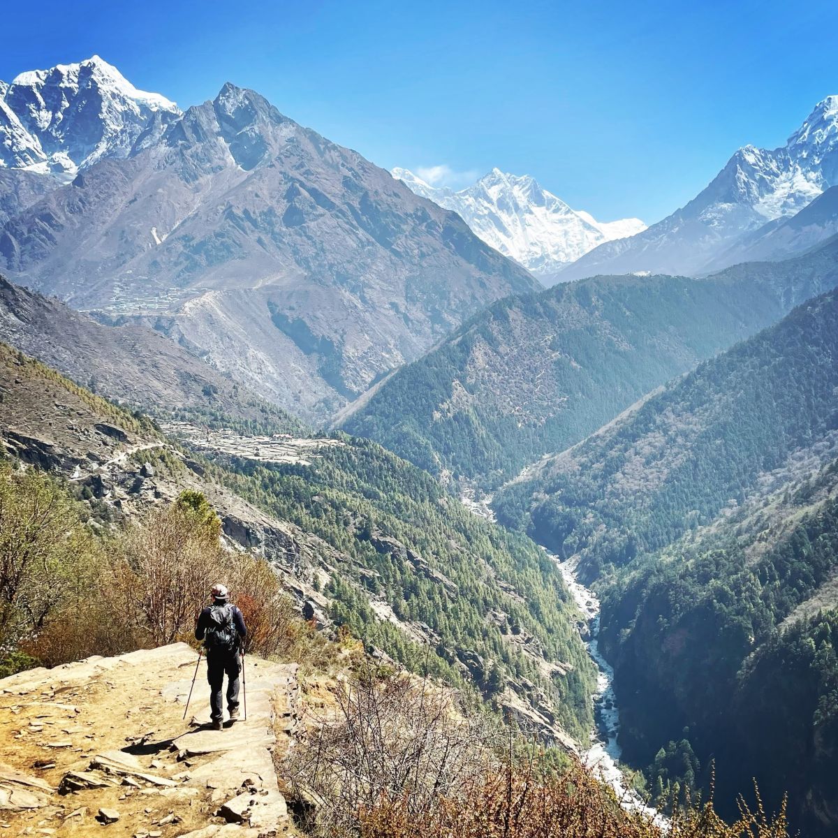 EBC trekker path mountains Nepal, Antonia and Dennis pic