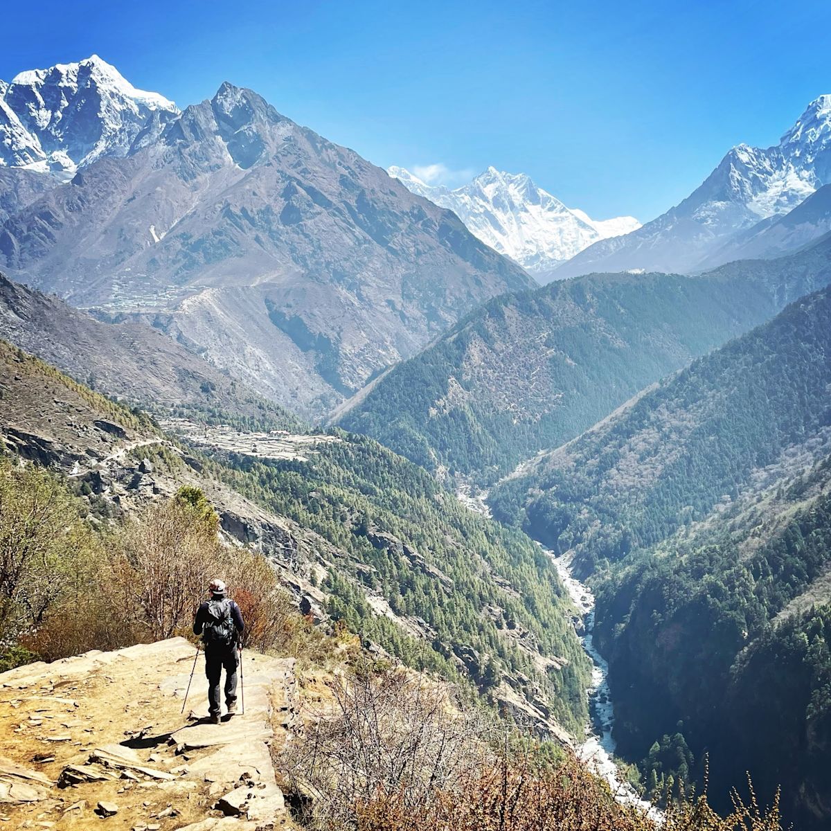 EBC trekker path mountains Nepal, Antonia and Dennis pic