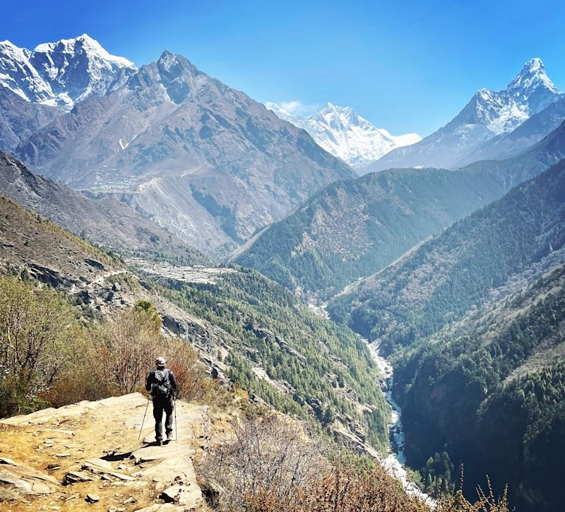 EBC trekker path mountains Nepal, Antonia and Dennis pic