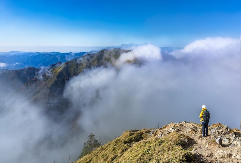 mountains-trekker-backpack-clouds