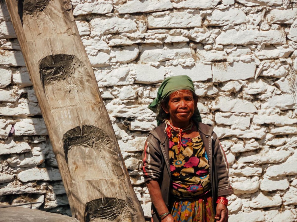 woman along Annapurna circuit