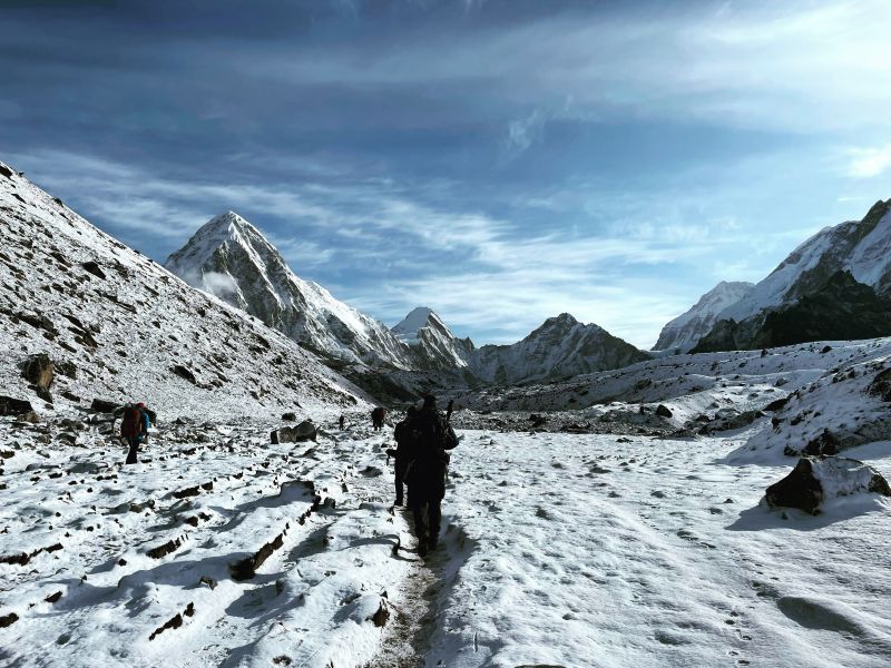 EBC trekker snow Nepal, Anotnia and Dennis pic