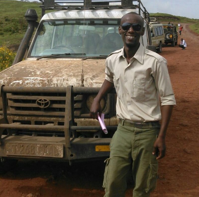 Safari tour guide by dirty safari vehicle, safrai safety