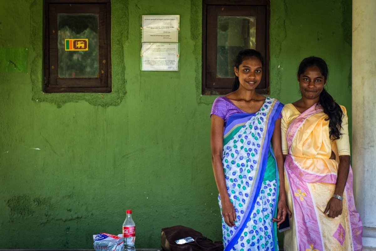 Two ladies in Sri Lanka in traditional dress