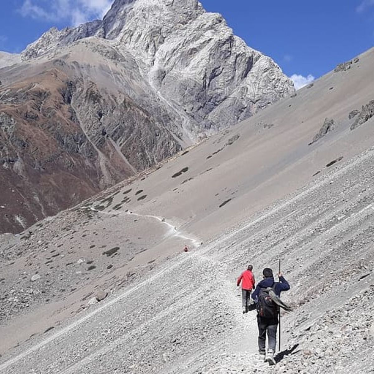 Annapurna Circuit trail and trekkers