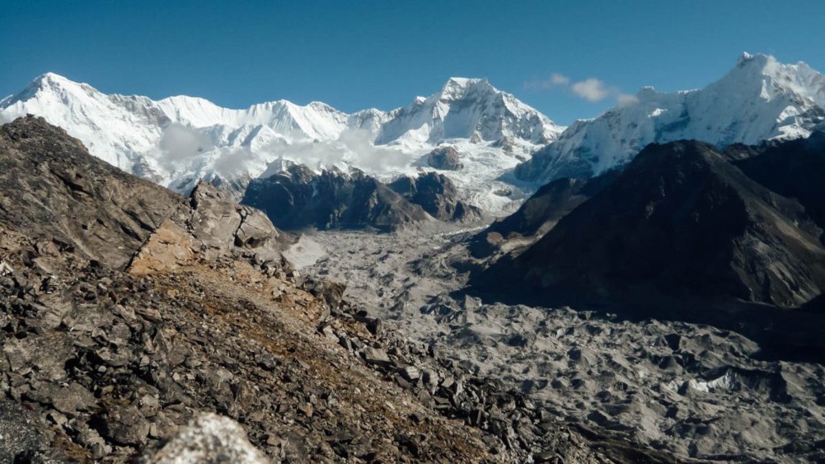 Snow on the peaks of the Himalayan mountain range