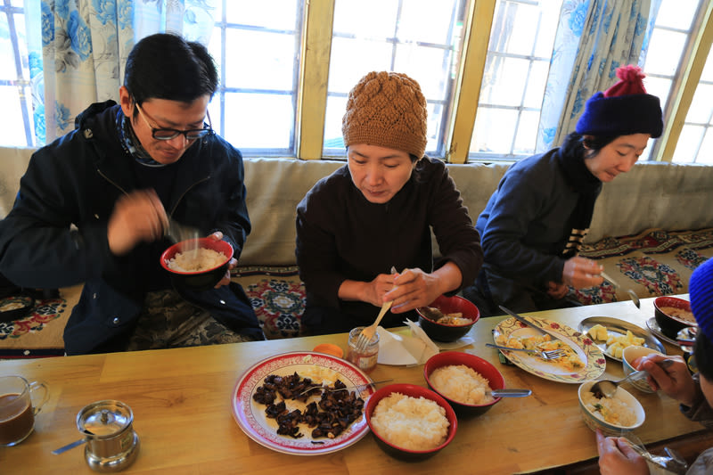 Nepal teahouse trekkers food EBC
