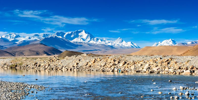 Ours. S. Tibet Himalayas Mt Everest lake landscape